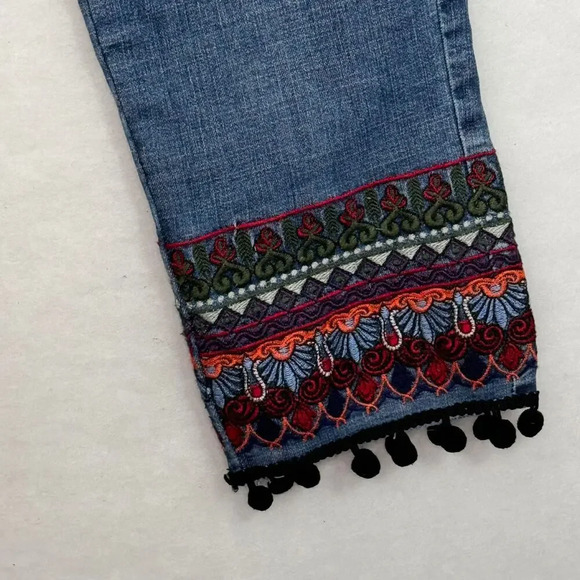 V Cristina Boho Straight Leg Jeans Capri Embroidery Artsy Tribal Pants Size 4 - Picture 7 of 8
